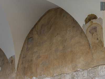 Torniamo ora al porticato affacciato sul chiostro e notiamo i lunettoni con resti sbiaditi di affreschi settecenteschi...